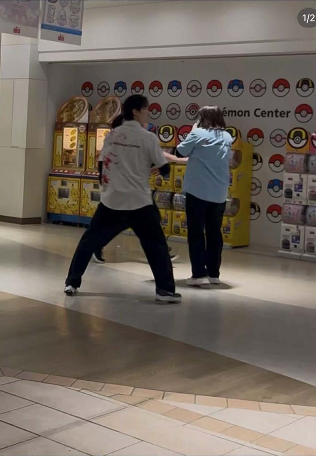 网民发布的影片照片显示,一名店员衫上有血迹。 X@Pokemon_TCG_M 网民发布的影片照片显示,一名店员衫上有血迹。 X@Pokemon_TCG_M