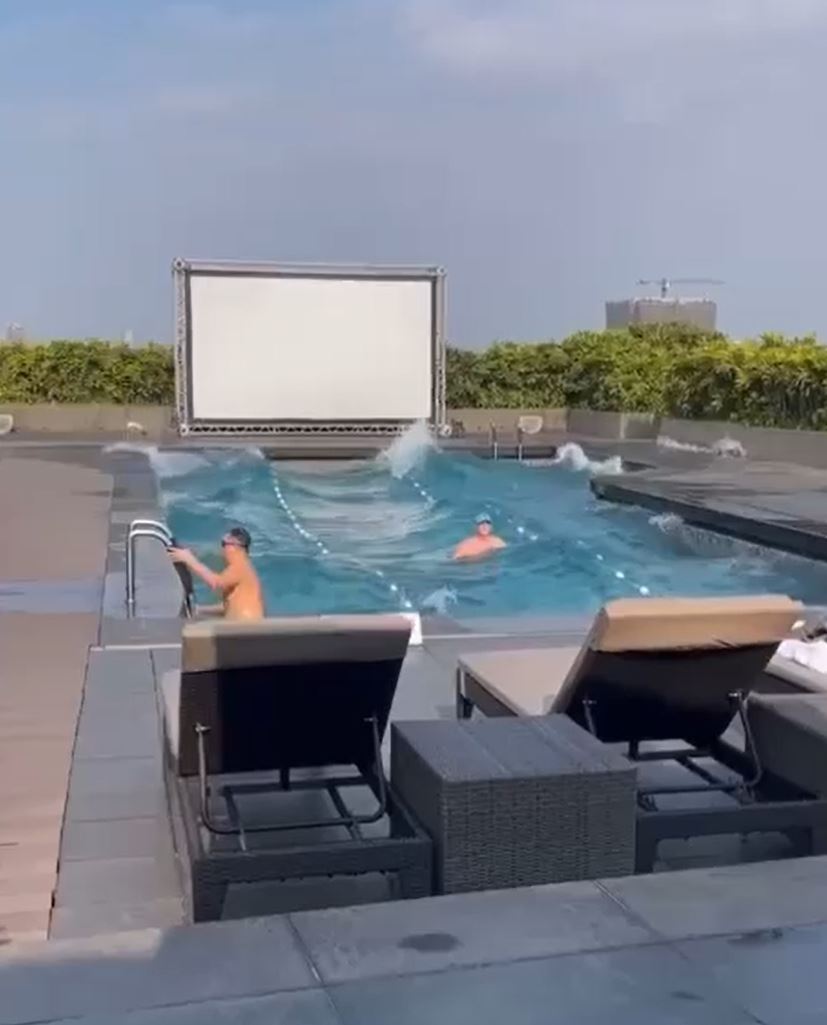 網民形容泳池出現「海嘯」。