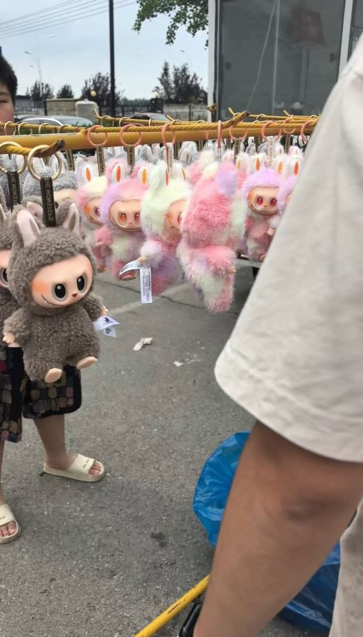 河南衡水出現翻版LABUBU街市。抖音＠貓沒吃過魚