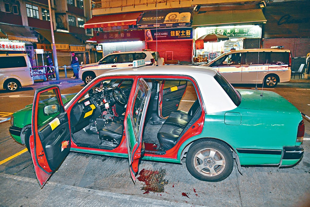 的士內及車旁地面遺下大片鮮血。