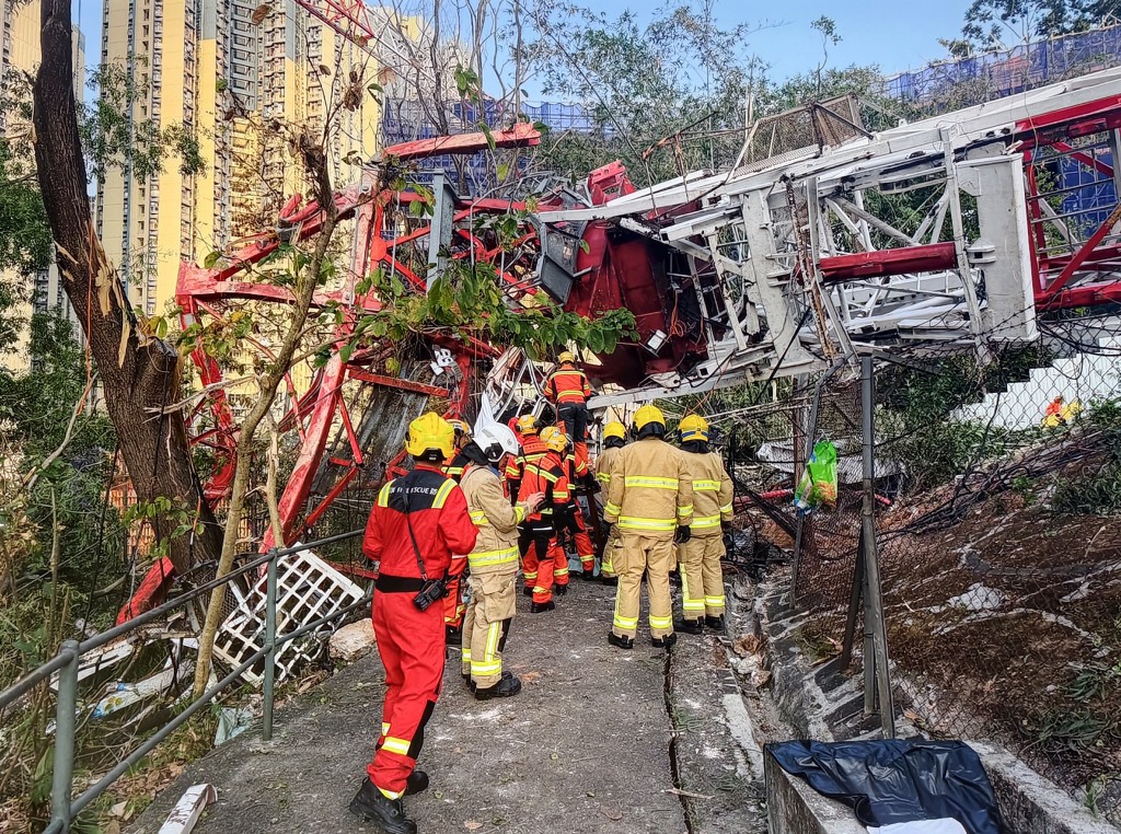 天秤操作員被困變型的駕駛室內，搜救人員花逾一小時將他移離。