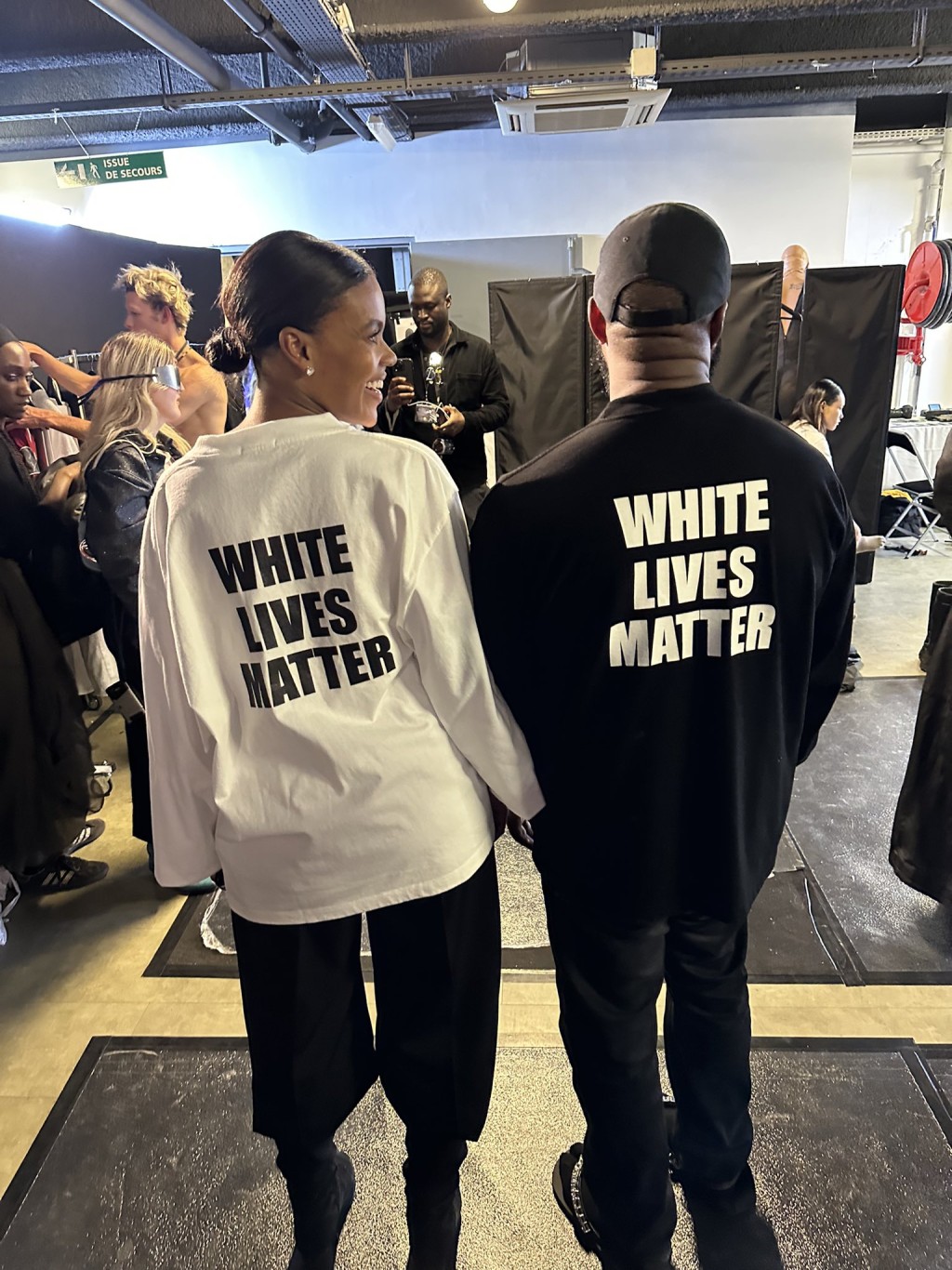 Kanye与保守派政治评论家Candace Owens齐着「White Lives Matter」T恤，惹来连串风波。