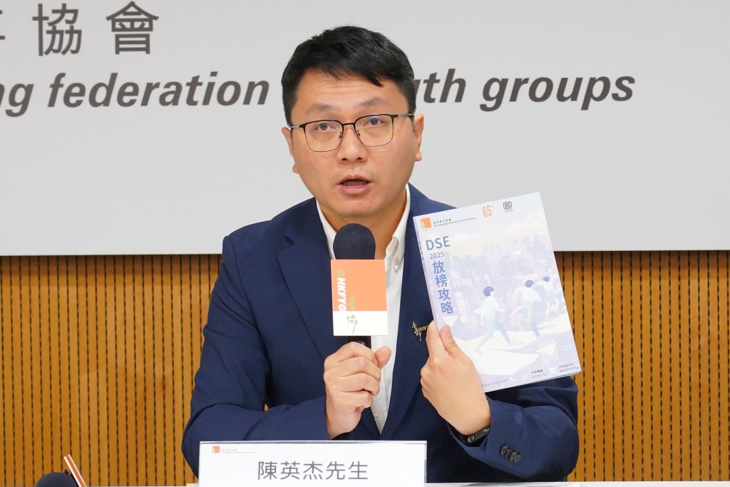 青年協會督導主任陳英杰表示,今年考生壓力逆轉上升,與經濟環境轉差、就業市場收縮有關。葉偉豪攝 青年協會督導主任陳英杰表示,今年考生壓力逆轉上升,與經濟環境轉差、就業市場收縮有關。葉偉豪攝