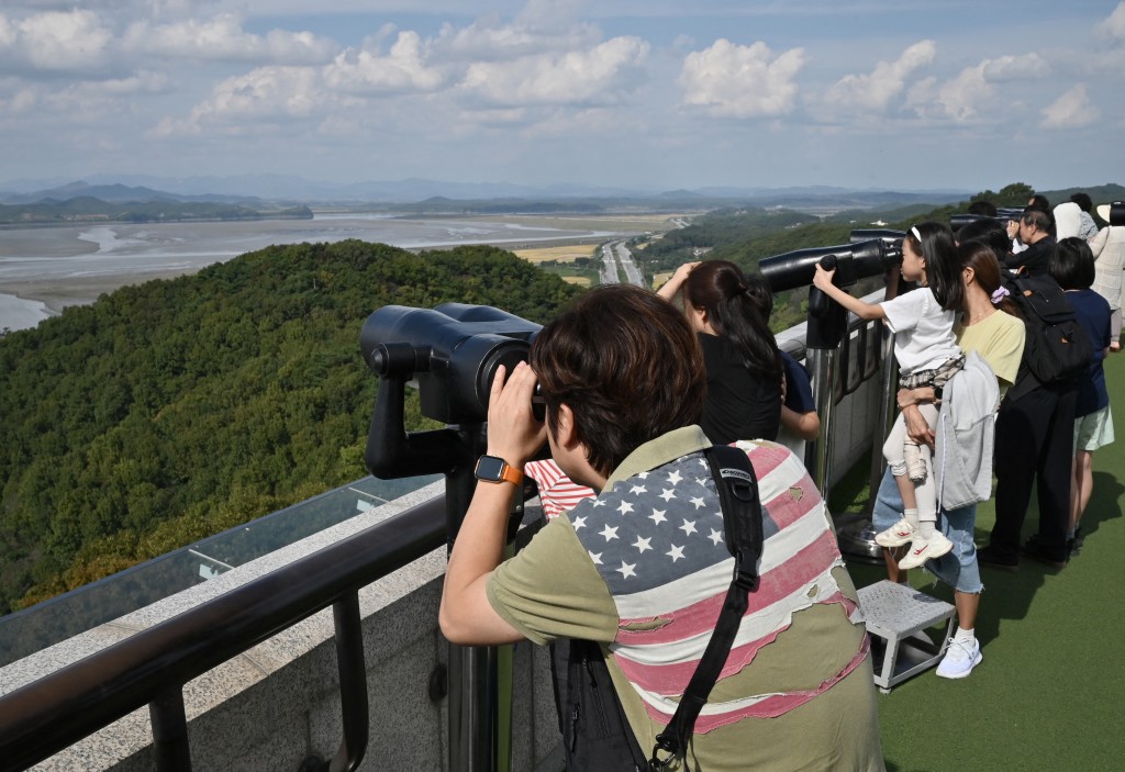 民眾可在「非軍事區」遠望北韓。法新社