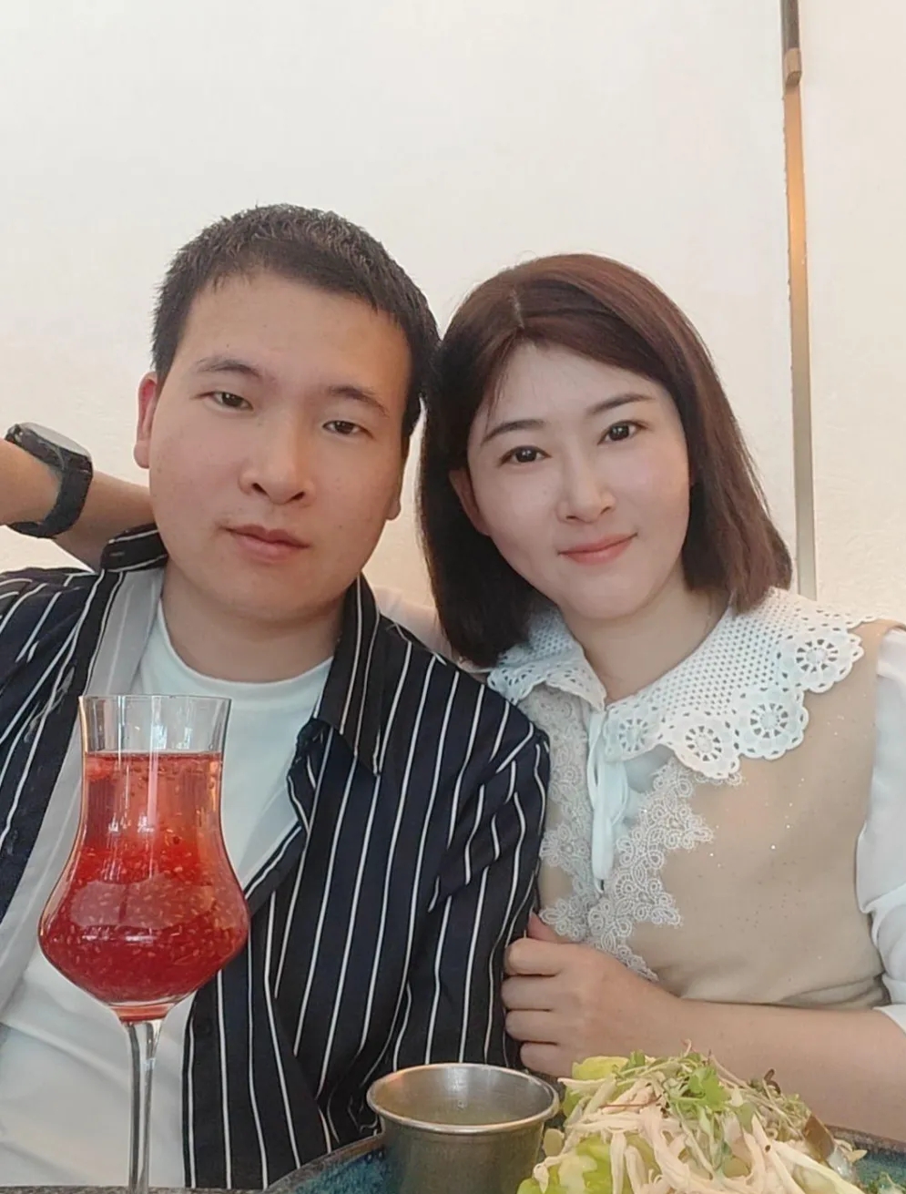 回到四川後的劉修洪與姐姐。
