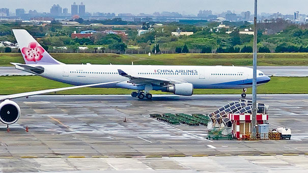 負責運送的華航客機昨午在桃園機場起飛。
