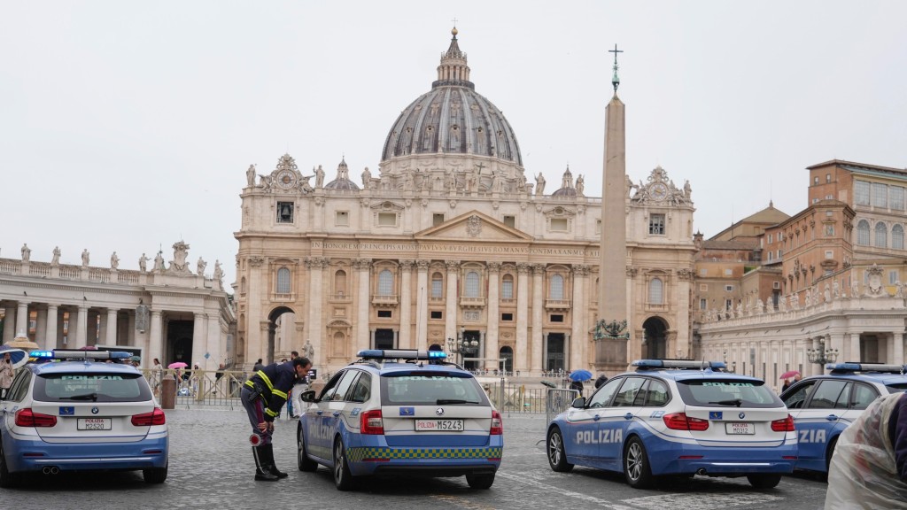 大批意大利警察在梵蒂冈圣彼得广场戒备。 美联社