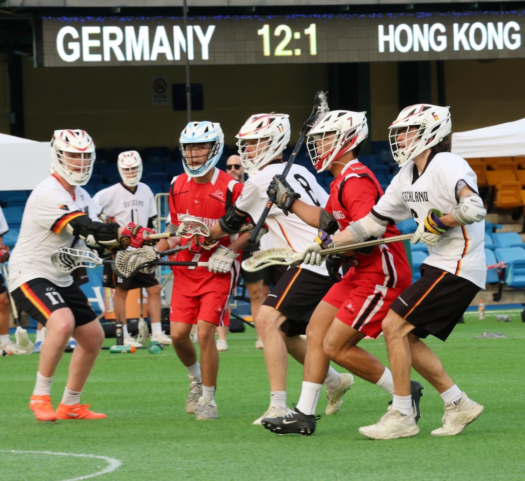 香港男子队（红衫)今日负德国（白衫)。徐嘉华摄
