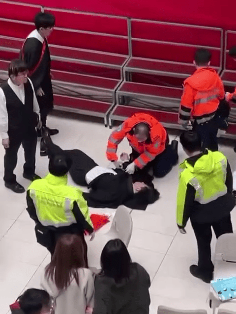 救護員剪開畢業袍為他急救。Threads：rbson_0610._