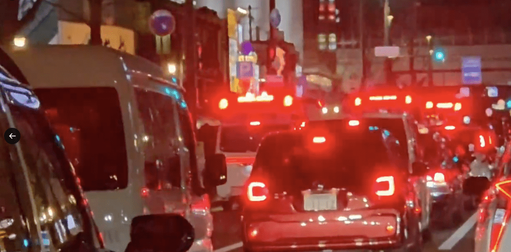 大批救護車事後趕赴現場。X@s_toshi0705 影片截圖