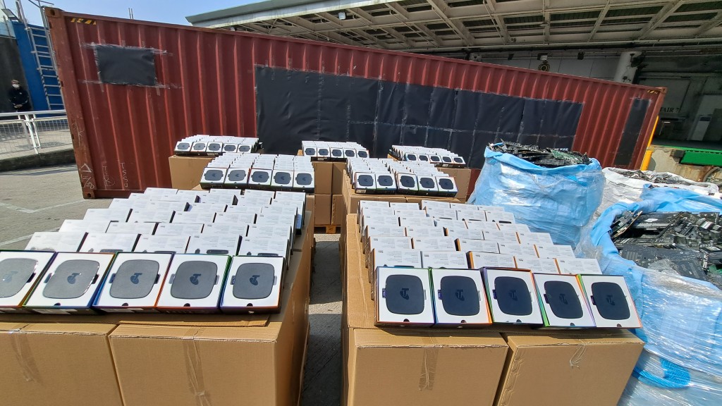 行動中檢獲大批懷疑走私貨物，包括電子廢物、汽車零件及電視機頂盒。