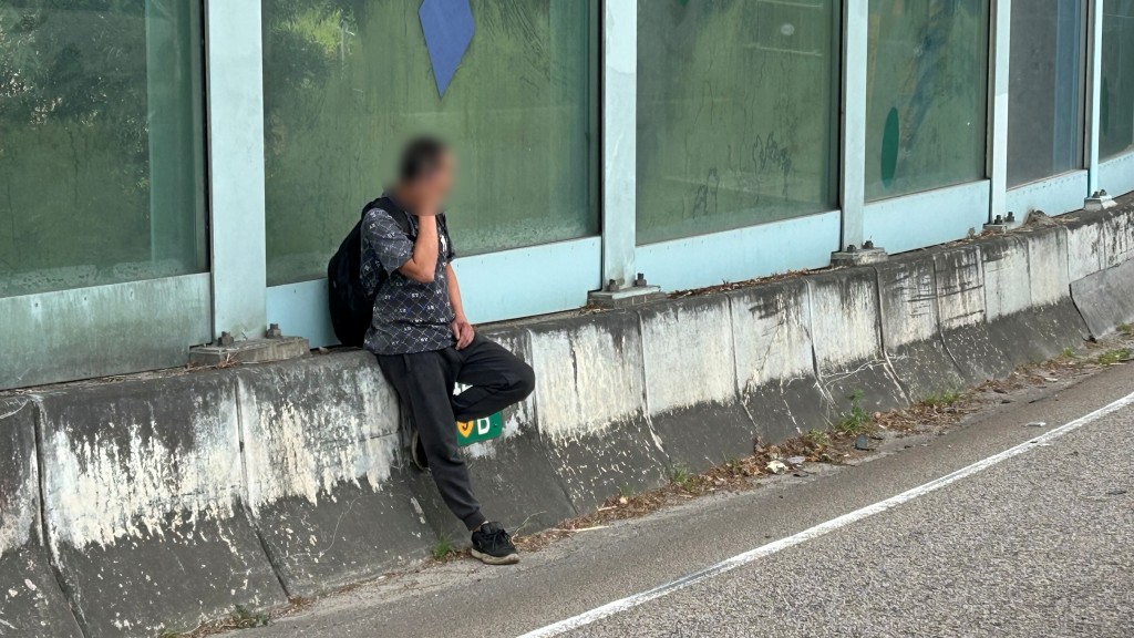 意外後貨櫃車司機未有嚴重受傷，自行脫困。