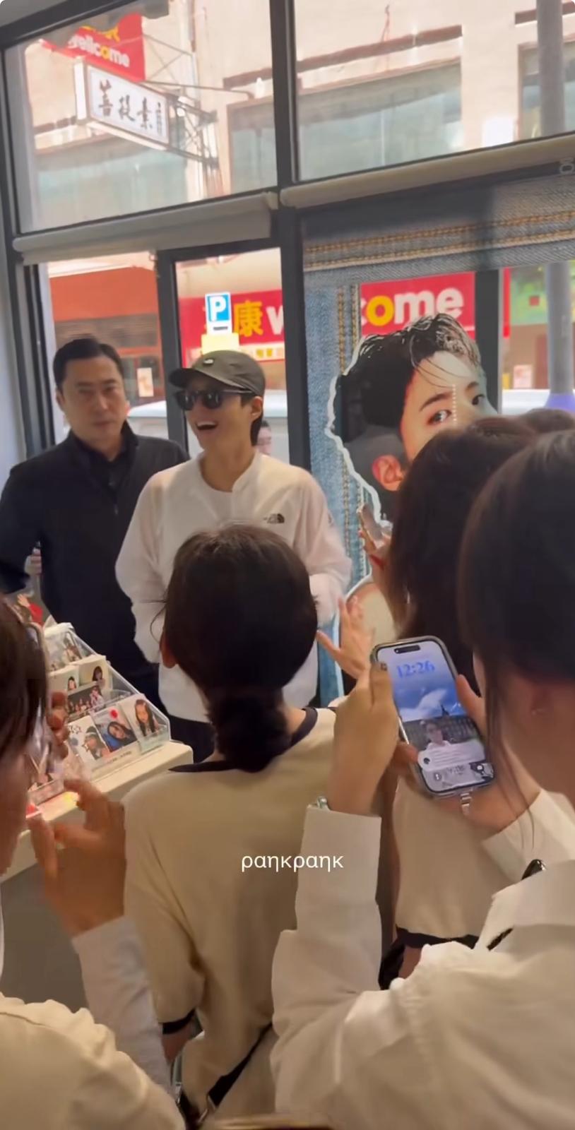 朴寶劍昨午突襲尖沙咀的應援咖啡店,令fans十分驚喜。 朴寶劍昨午突襲尖沙咀的應援咖啡店,令fans十分驚喜。