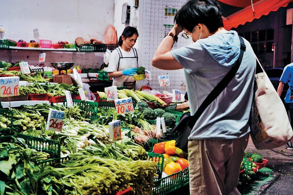 不少日用品面临加价压力，例如部分厕纸、蔬菜类等。
