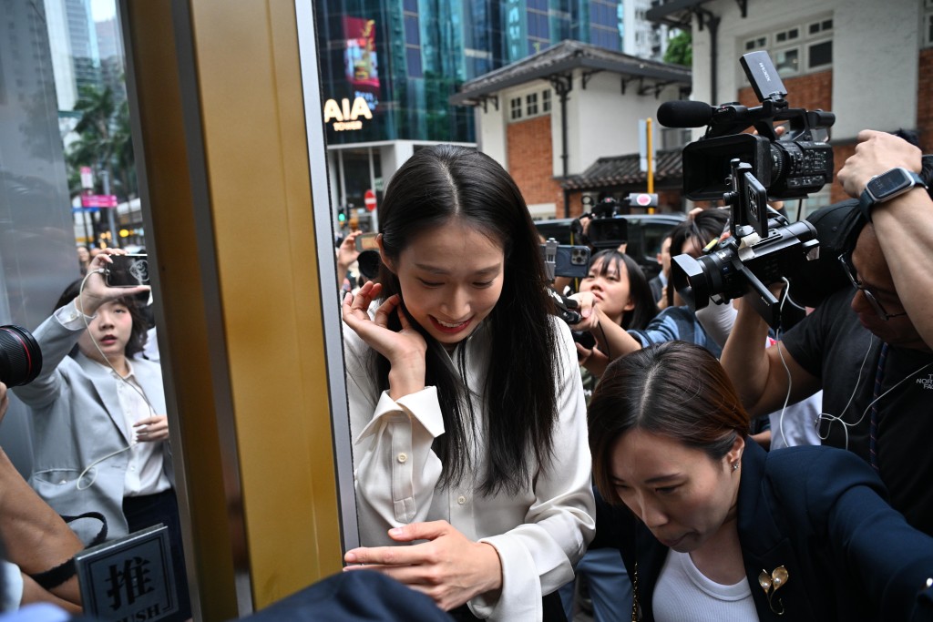 江旻憓報名參選立法會旅遊界,被大批記者追訪。 江旻憓報名參選立法會旅遊界,被大批記者追訪。