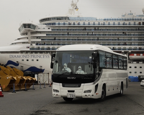 据了解，政府冀争取安排包机最快在星期三接载港人返港。AP