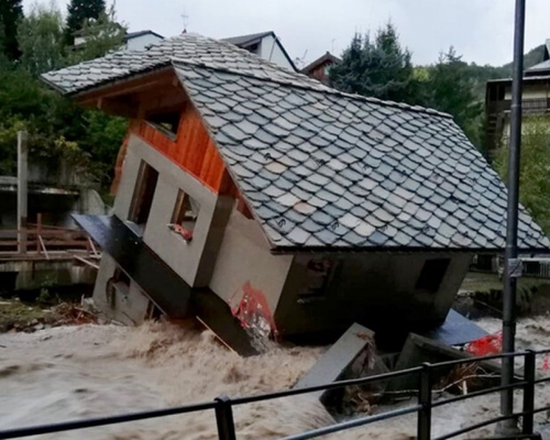 在意大利北部山區,風暴造成多地水浸。AP圖片