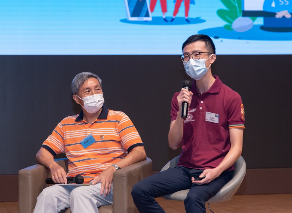 导师叶广福与学员在廉署义工组织「廉政之友」活动中分享参与计划的感受。