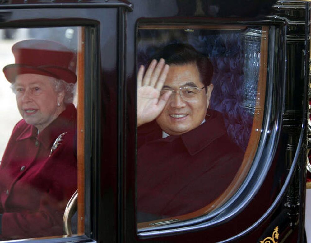 2005年11月8日，胡錦濤訪問英國，乘坐伊麗莎白女皇馬車。