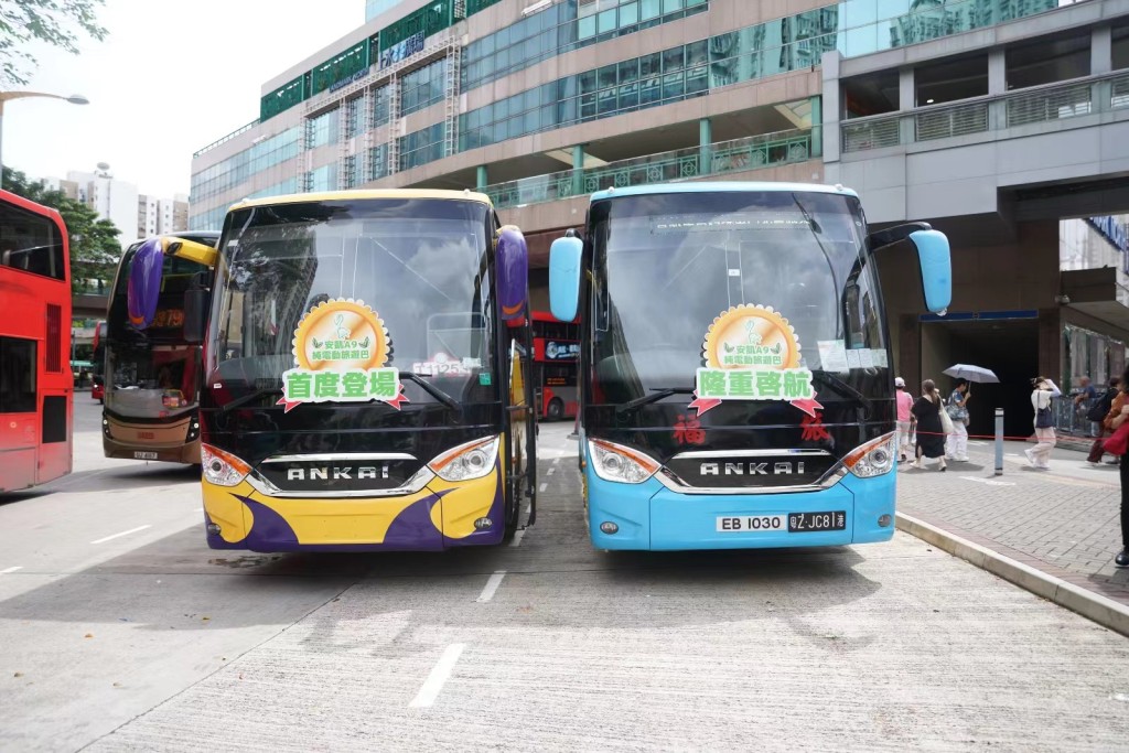為慶祝7.1回歸，由明天起至7月24日推出免費乘車月，讓乘客免費乘搭「安凱49」電動巴士去文錦渡過境。中國華通有限公司FB圖片 