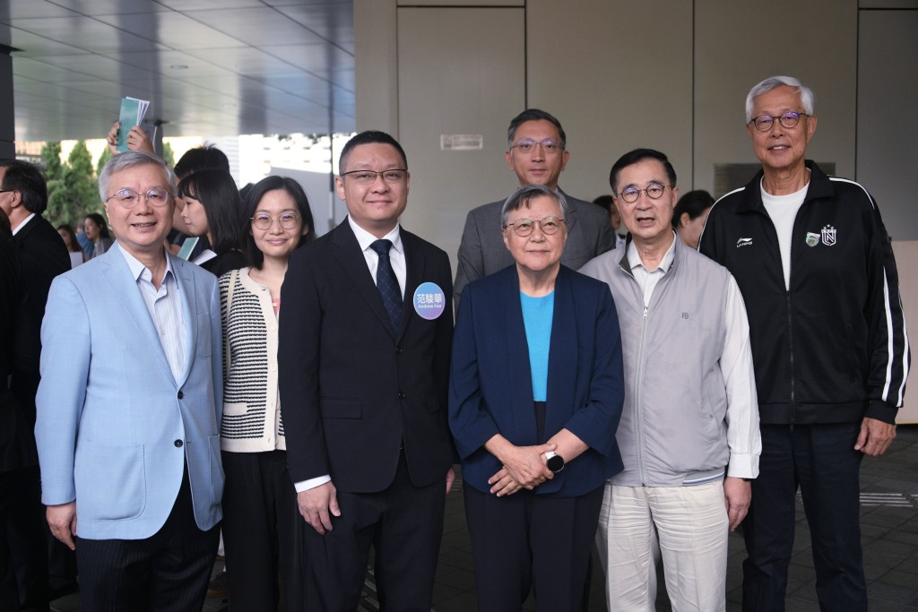 范駿華(左三)獲前警務處處長李明逵(右一)站台支持。 范駿華(左三)獲前警務處處長李明逵(右一)站台支持。