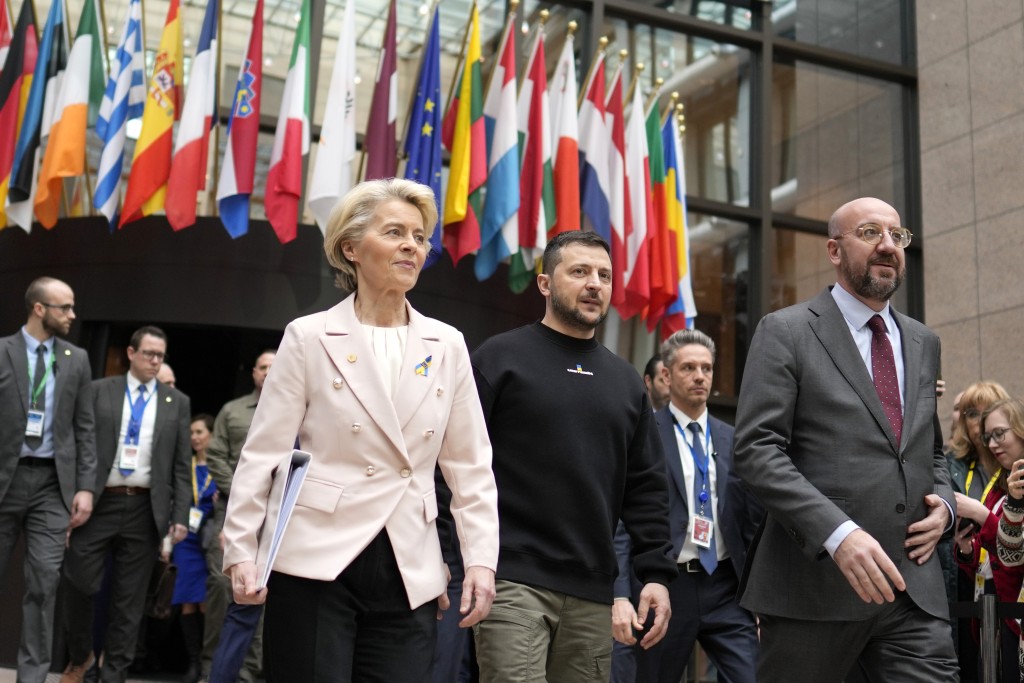 欧盟委员会主席冯德莱恩（左一）形容这项战略决定将铭记在欧盟历史上。美联社