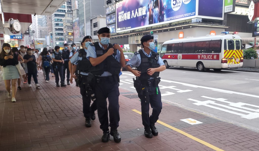 巡邏警員更包括身穿戰術背心的藍帽子人員。徐裕民攝