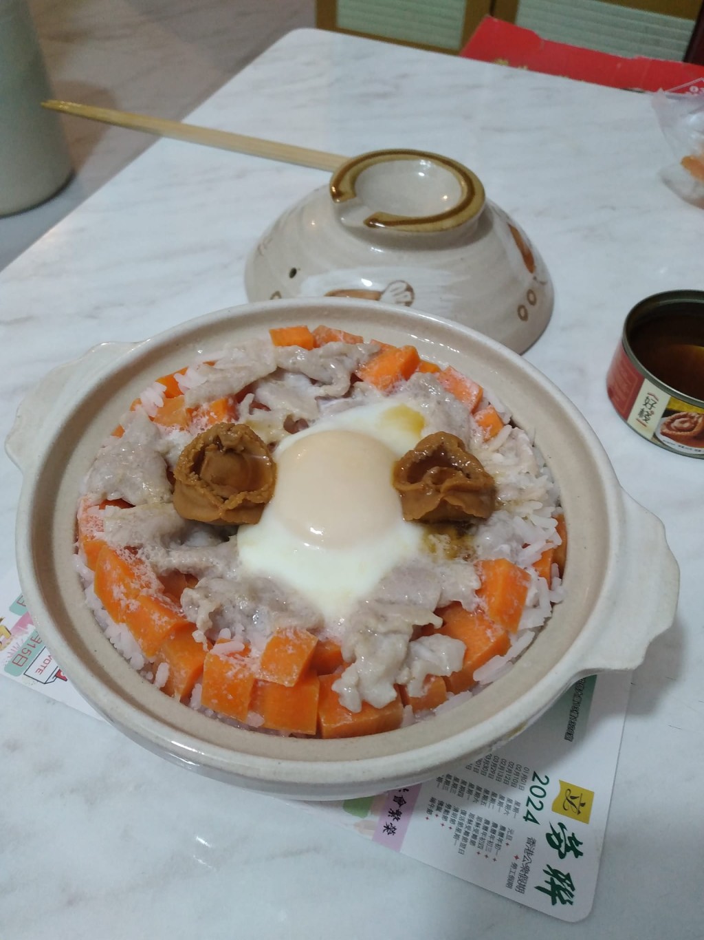  鴛鴦鮑魚 流心蛋 豬肉片 紅蘿蔔粒 煲仔飯（圖片來源：Facebook@香港茶餐廳及美食關注組）