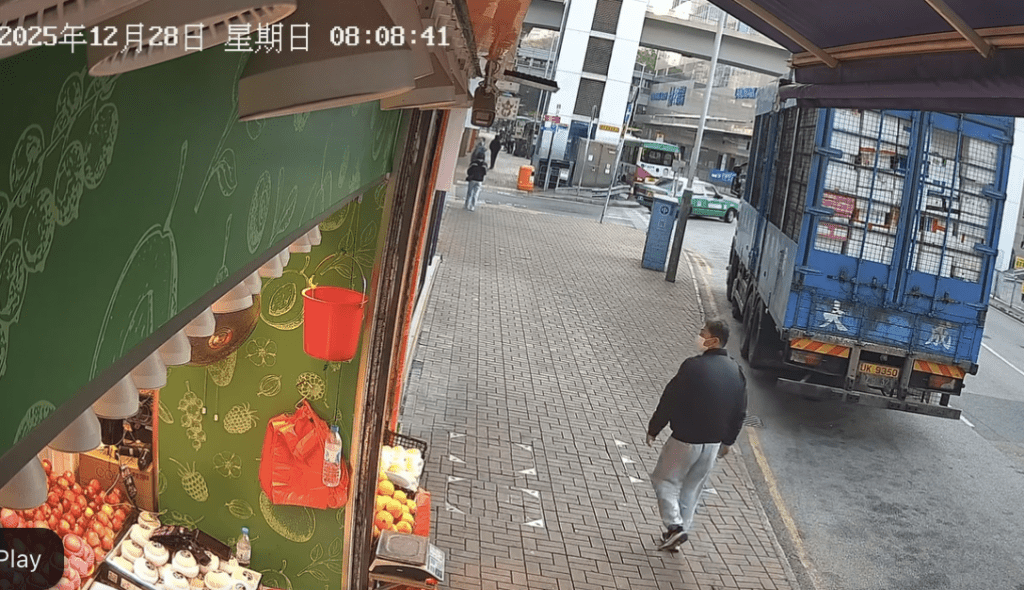 口罩男邊行邊留意生果店內的情況。fb「新界地區生活連線」