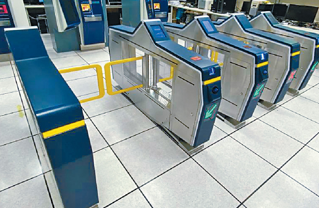 ■港鐵由即日起陸續在馬場、坑口、康城及其他車站安裝新款出入閘機。
