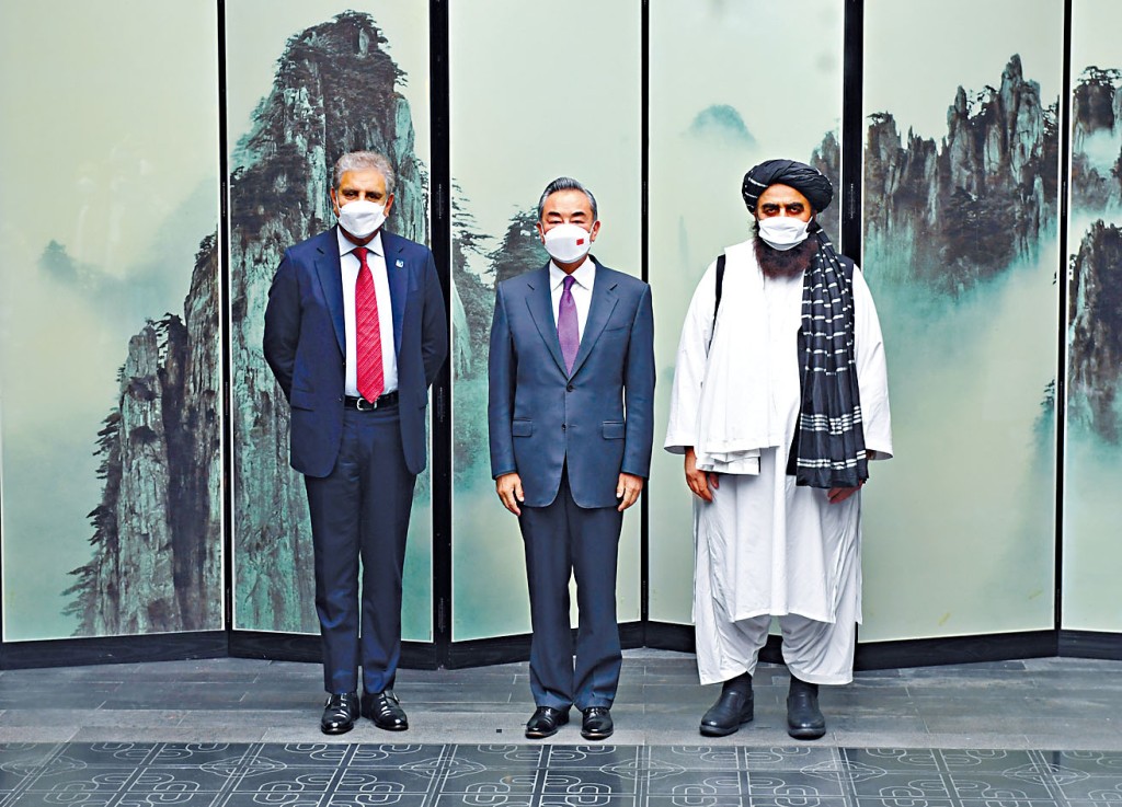 王毅前日在安徽主持中阿巴三方外長會晤。