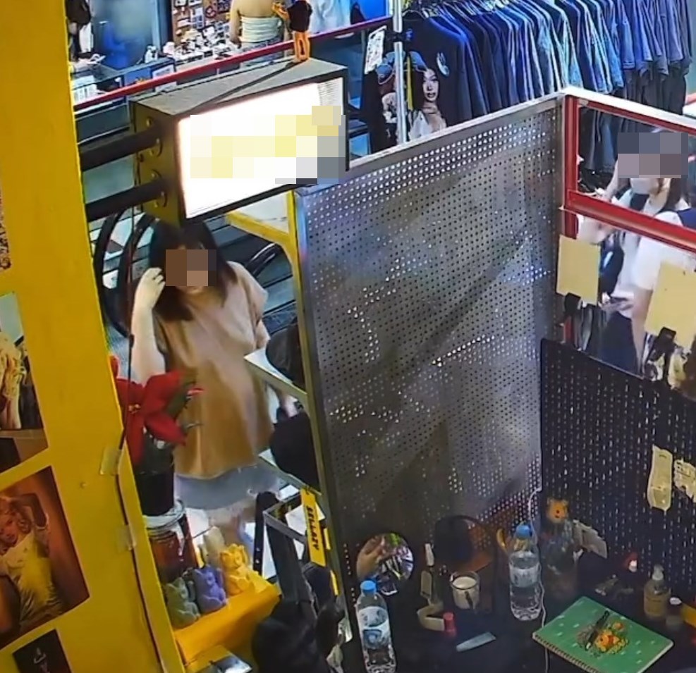 一名肚子大大的疑似孕婦,前日(7日) 懷疑在旺角一時裝店盜竊,孭起店內一 個黑袋子後,竟膽敢繞場一周後便施施 然離開。 「大肚婆」的行為被店內閉路電視(天 眼)全程直擊,並見到臨落手前竟然先 做出一囂張舉動。Threads截圖 一名肚子大大的疑似孕婦,前日(7日) 懷疑在旺角一時裝店盜竊,孭起店內一 個黑袋子後,竟膽敢繞場一周後便施施 然離開。 「大肚婆」的行為被店內閉路電視(天 眼)全程直擊,並見到臨落手前竟然先 做出一囂張舉動。Threads截圖
