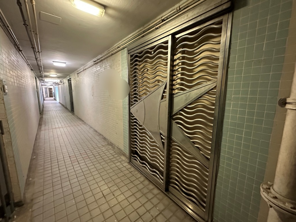 曾男住過的秀茂坪邨公屋單位今早無人應門。劉漢權攝