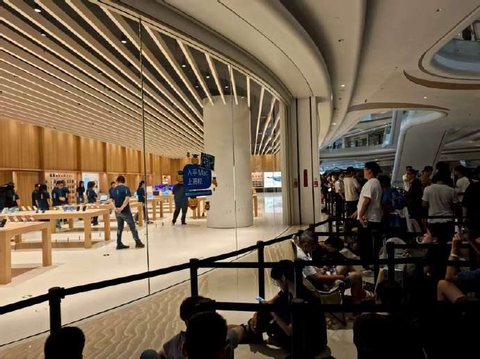 深圳Apple新店開業，逾千人通霄排隊。