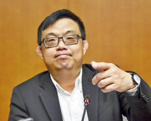 涂謹申揚言會繼續上主席台主持會議,若遇阻撓不會暴力對抗。資料圖片
