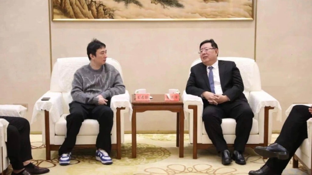 王思聪脚踏球鞋，一身休闲装，相当任性，与泰安书记杨洪涛等西装革履相映成趣。