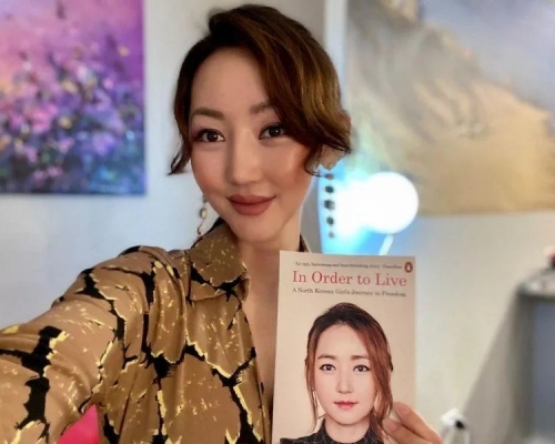 朴研美面容和五官似乎在不斷變化,和當年出書封面照的清純樣子判若兩人。網圖