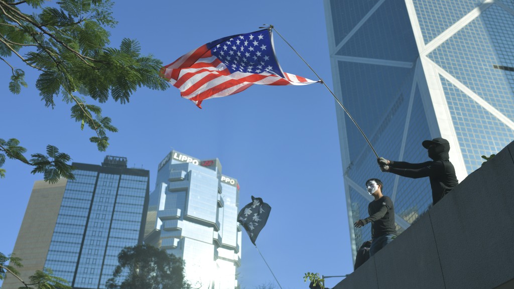 當日多人參與集會，有人揮舞美國旗。 資料圖片