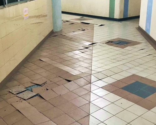 近日有人發現大廈走廊的地磚，竟然裂開及拱起，令網民相當驚訝。網民Chiuchun Leung圖片