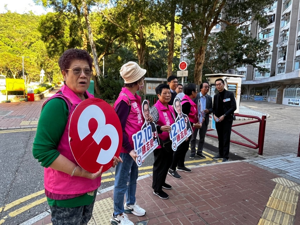 新民黨將軍澳北候選人陳志豪（右一）在寶琳景林邨進行選舉街站活動。黃子龍攝