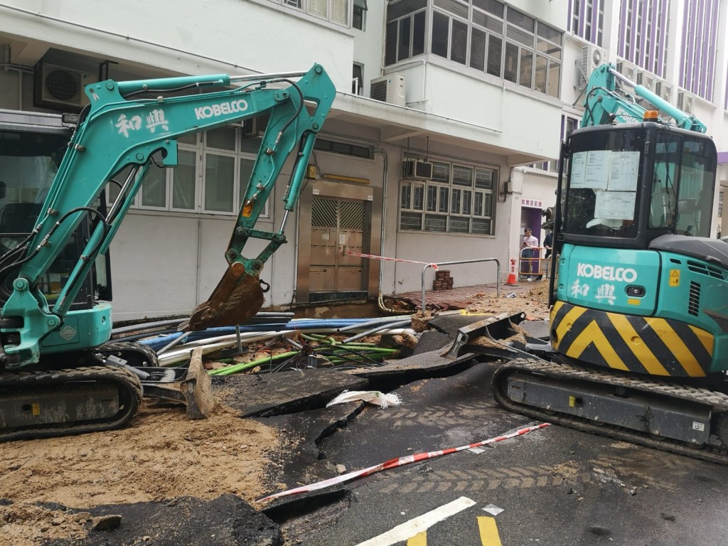 西灣河街路陷，工人正在場搶修。