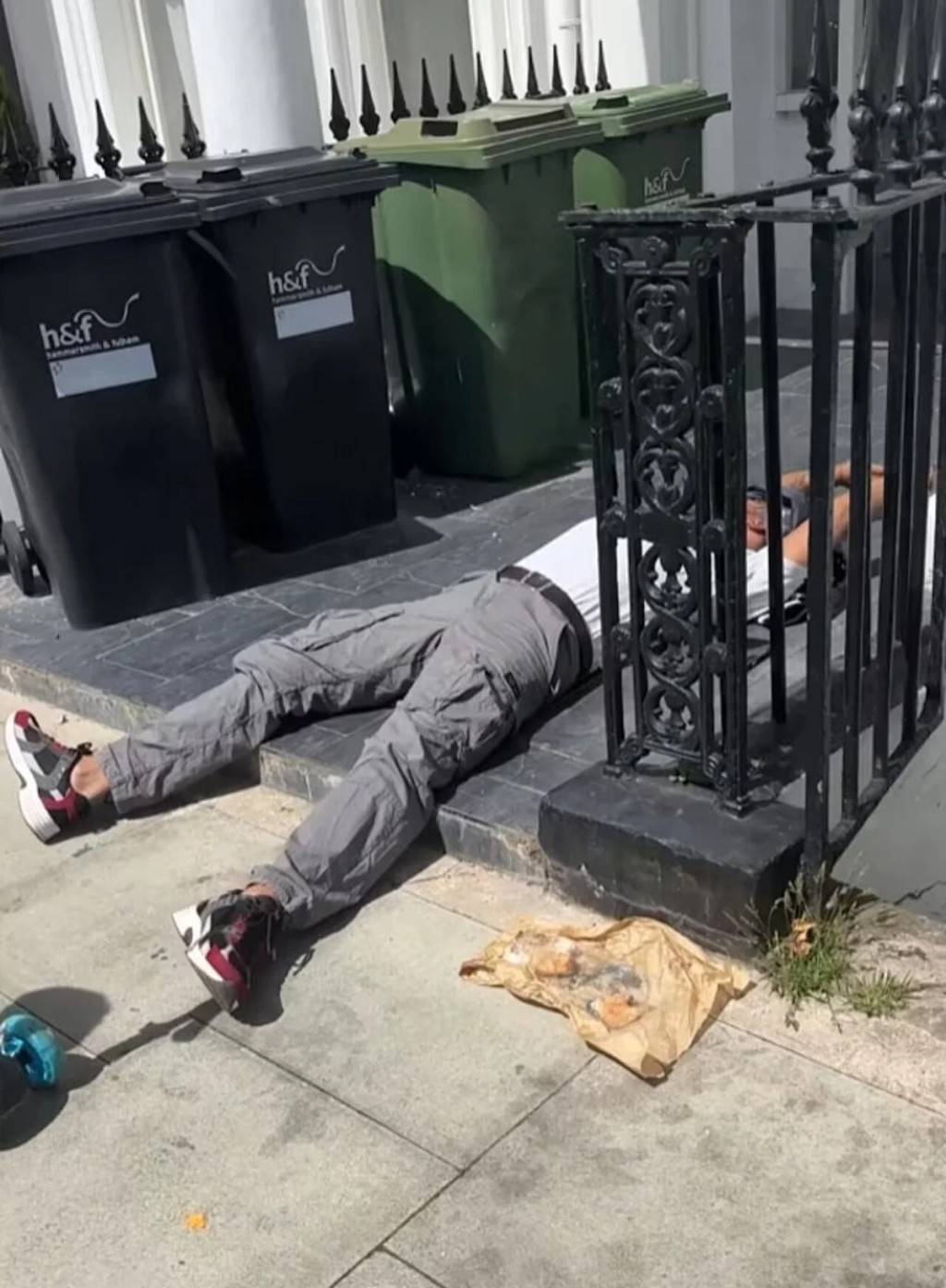 旁邊還有一名昏迷不醒的男子。英國皇家檢控署
