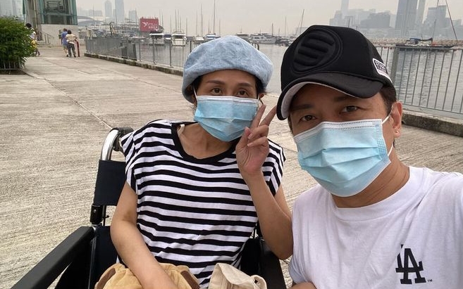 子博陪太太晨運兼自拍,二人都樂觀面對。