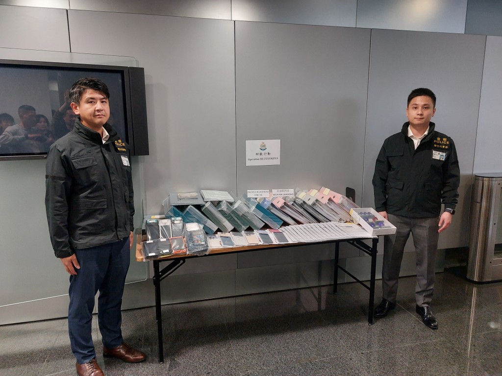 湾仔警区总督察(刑事)刘晓徽(图左)及重案组督察佘军霆讲述案情。
