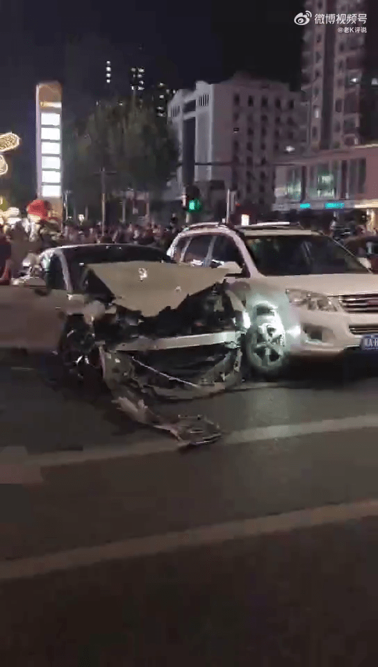 小米SU7鄭州車禍現場畫面,白色汽車直接撞得調轉方向約180度。 微博@老K評說 小米SU7鄭州車禍現場畫面,白色汽車直接撞得調轉方向約180度。 微博@老K評說