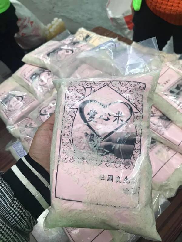 Marco向長者派愛心米。