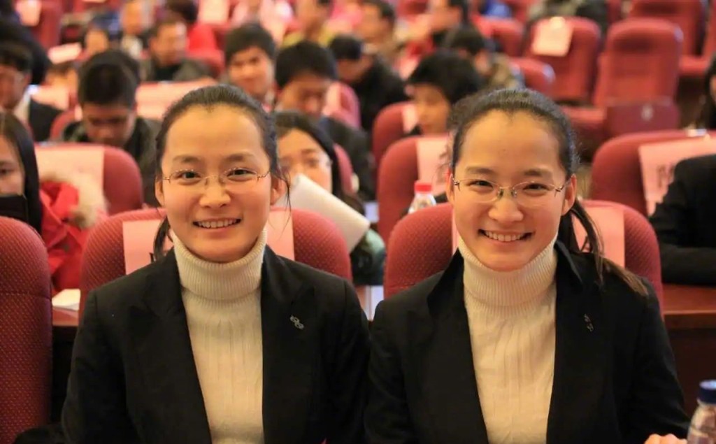 馬冬晗、馬冬昕當年被稱為清華「雙胞胎姐妹花」。(微博)