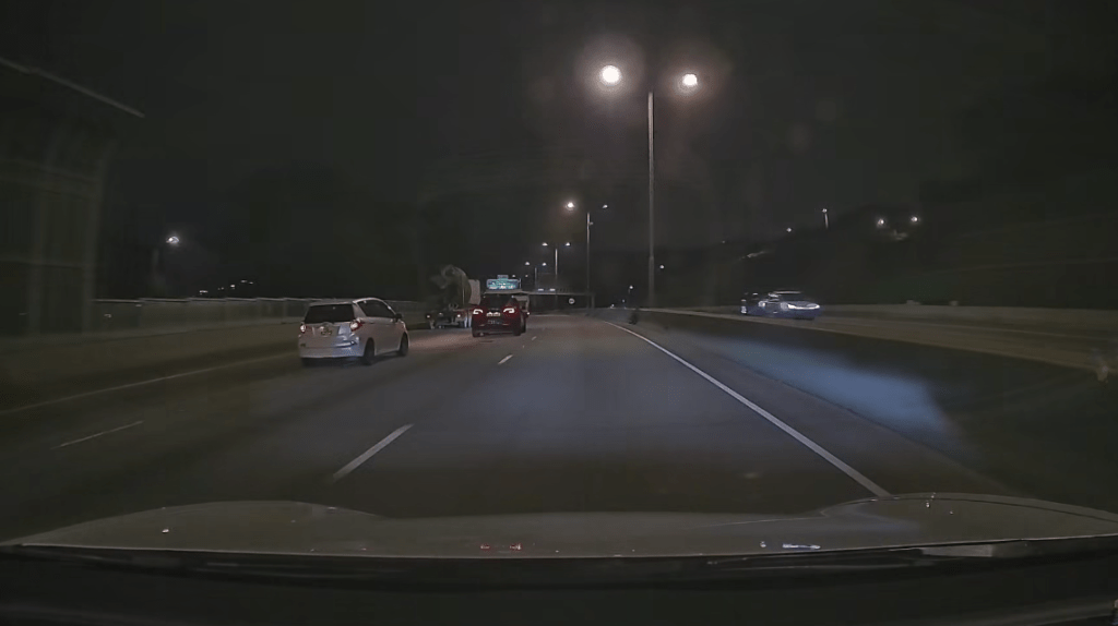 事發於昨晚約10時32分，當時片主的私家車正沿元朗公路快線往洪水橋方向行駛。車cam L(香港群組)（下同）