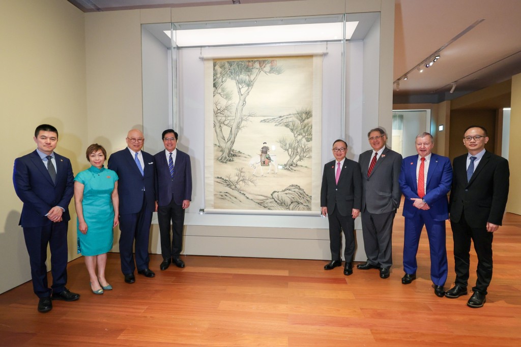 一眾嘉賓參觀「天馬凌雲──故宮博物院藏繪畫珍品」展覽。 一眾嘉賓參觀「天馬凌雲──故宮博物院藏繪畫珍品」展覽。