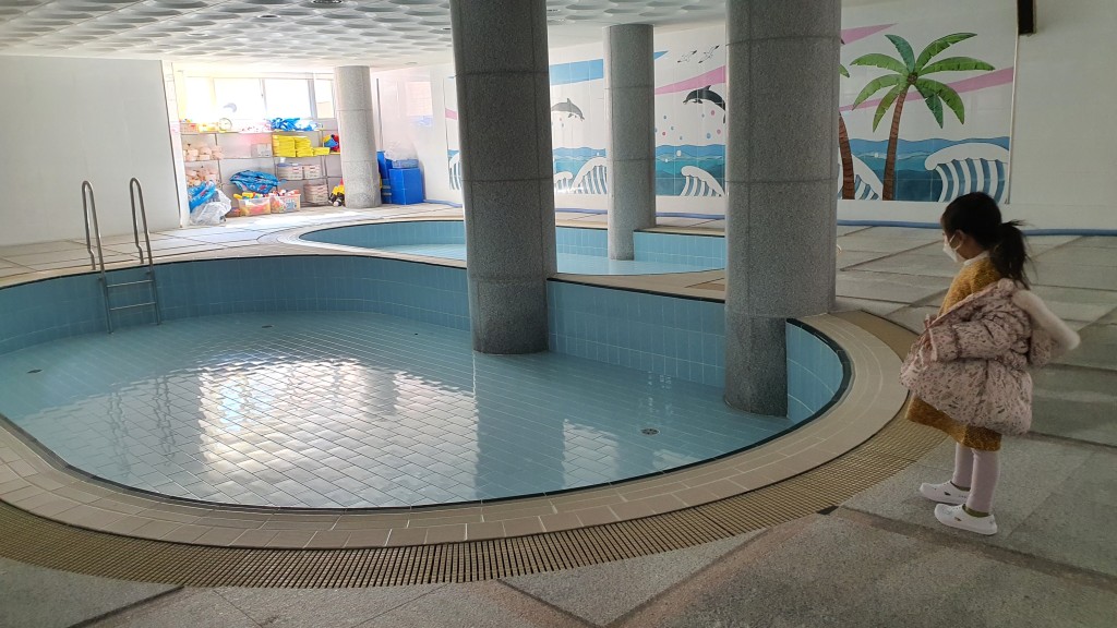 除了綠化空間，Yui就讀的幼稚園還設有冷水及暖水室內游泳池。